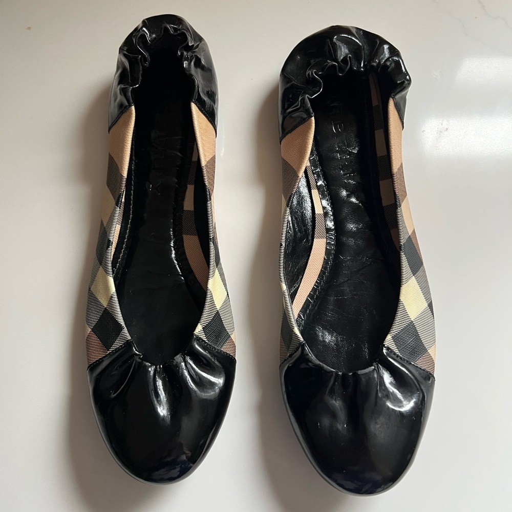 Burberry Black and Tan Flats Elegant Slip-On Loafers